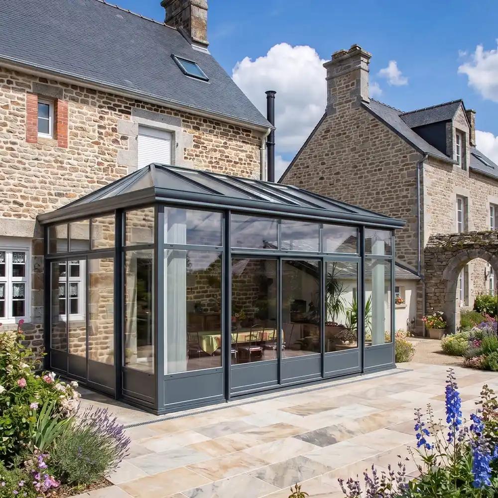 Une véranda sur-mesure pour agrandir votre confort
