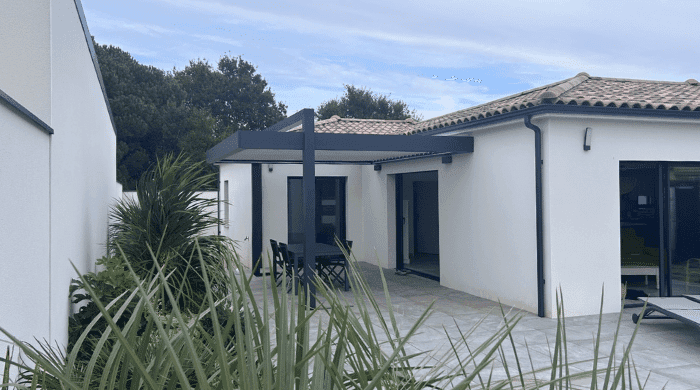 Pergola bioclimatique à Vaux-sur-mer : une solution sur-mesure pour votre terrasse