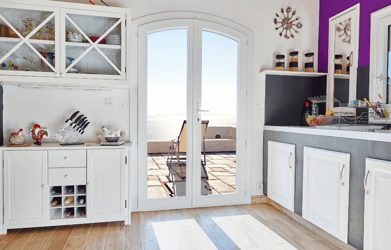 Pourquoi choisir des menuiseries en PVC ou aluminium pour les maisons en bord de mer ?